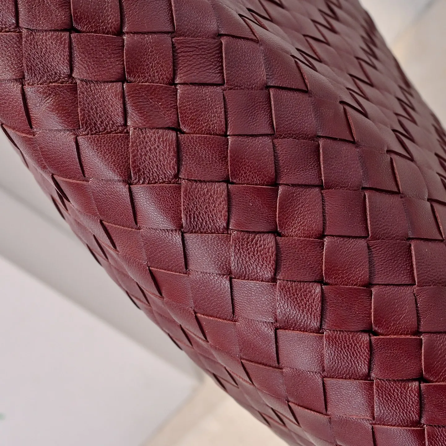 Batch 2160 #Bv Yangjin large size HOP cowhide, the bag body and handles are made of a whole piece of woven leather. The bag body is soft and lazy. Hop symbolizes the praise of innovation and eternal craftsmanship [love]. The pyramid silhouette combines practicality and fashion. Modern and casual, the bag mouth is double-sided closed design, more convenient and safe! Made of soft cowhide and full of texture, this is a must-have for fashionable ladies who like minimalism, comfort and casualness! Model: 3970 Dimensions: 54x24x13
